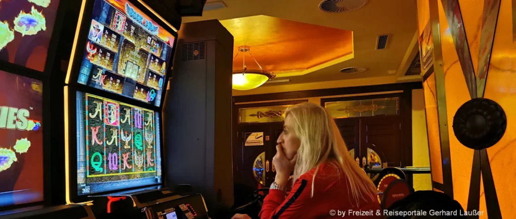 Spielcasino in Tschechien Eine Person zockt an einem Spielautomaten Spielcasino in Tschechien Casino Admiral CZ Grenze Furth im Wald Folmava
