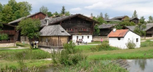 tittling-freiland-museum-bauerndorf-kapelle-teich-panorama-660
