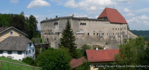 tittmoning-burg-aussenansicht-panorama-660