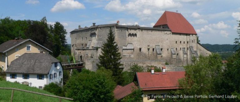 tittmoning-burg-aussenansicht-panorama-660
