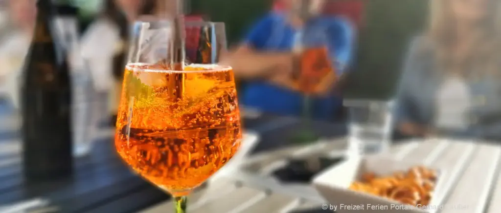 Cocktail trinken auf Party Nachtleben in Bayern Aperol Spritz