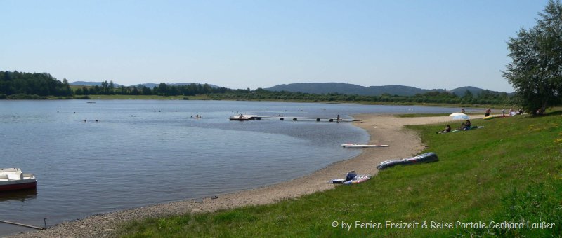 Freizeitangebote am Perlsee in Waldmünchen Schwimmen, Boot fahren und Segeln waldmünchen-perlsee-badeurlaub-ostbayern-badestrand-panorama-660