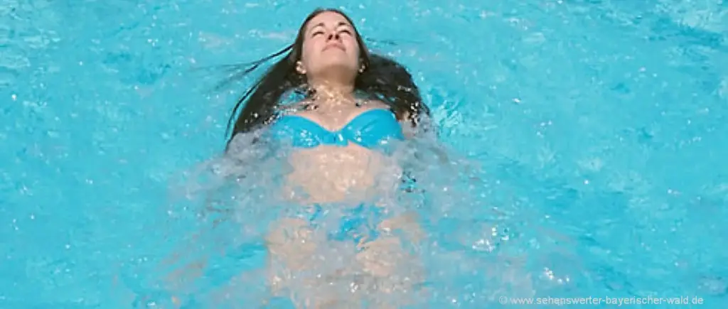 Schwimmen im Pool im Sommerurlaub