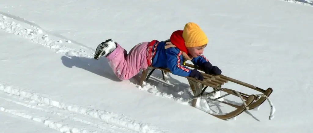 Rodeln ist für Kinder eine der schönsten Freizeit Aktivitäten im Winter