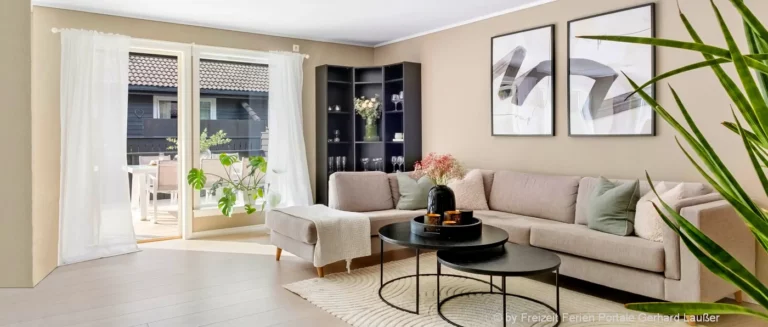 wohnzimmer-dekoration-gardinenschienen-couch-tisch